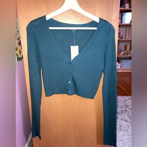Olive green long sleeve cropped sweater. Size S